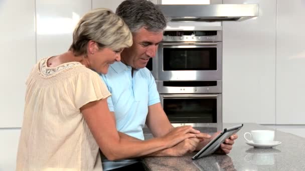 Starší pár s bezdrátový tablet s úspěch on-line — Stock video