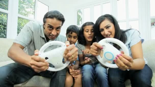 Familia asiática jugando con la consola de juegos inalámbricos — Vídeos de Stock