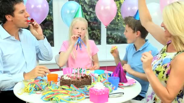 Молода дівчина кавказька, насолоджуючись святкування дня народження — стокове відео