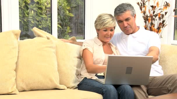Äldre par med framgång online — Stockvideo