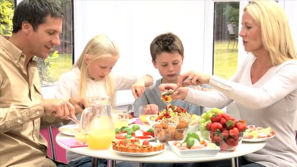 Familia joven comiendo una comida saludable — Vídeo de stock