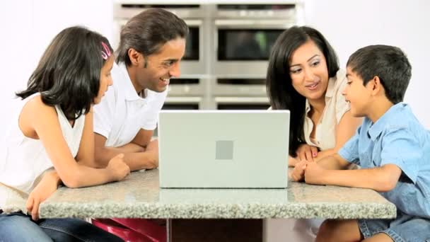 Jeune famille ethnique utilisant un ordinateur portable pour Webchat — Video