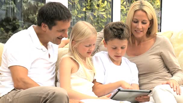 Kaukasiska familj spelar på trådlös tablet — Stockvideo