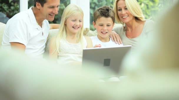 Jeune famille caucasienne utilisant Webchat en ligne — Video