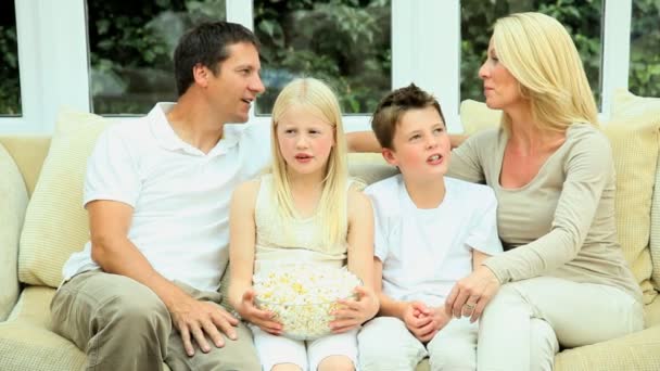 Kaukasiska familj titta på filmer med popcorn — Stockvideo