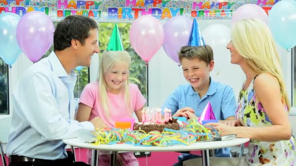 Jeune garçon caucasien anniversaire à la fête de famille — Video