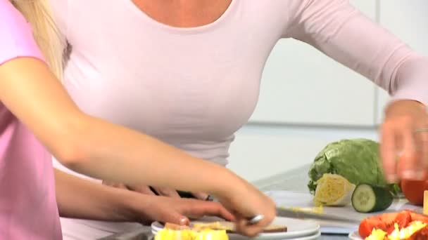 Joven chica rubia ayudando a preparar un almuerzo saludable — Vídeos de Stock