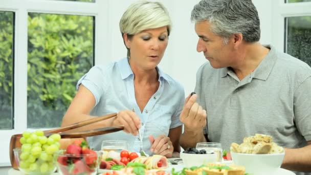 Зрелые пары делятся здоровым обедом — стоковое видео