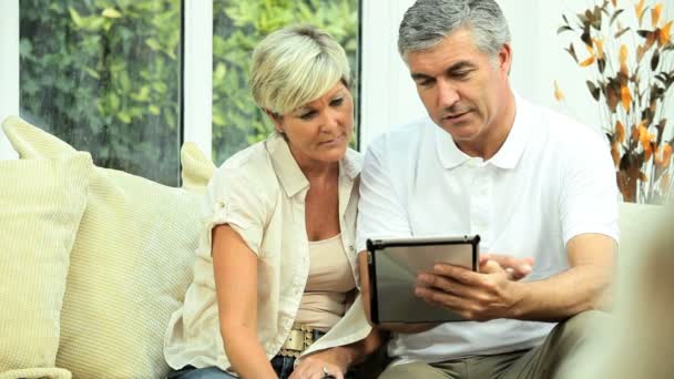 Äldre par behöver finansiella lösningar — Stockvideo