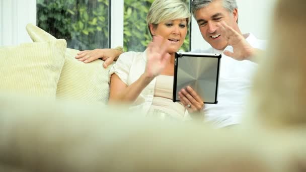 Maturo caucasico coppia utilizzando online video chat — Video Stock