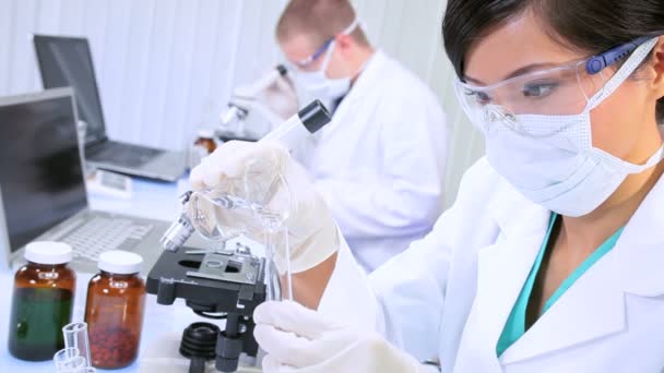 Assistentes de Pesquisa Trabalhando em Laboratório Médico — Vídeo de Stock