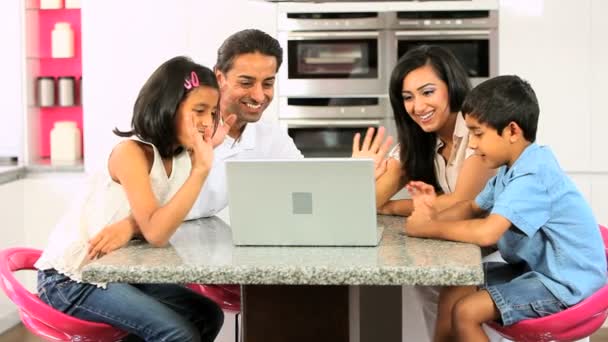 Asijské rodiny pomocí online video chatu s příbuznými — Stock video