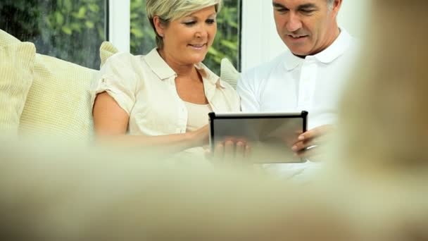 成熟的白种人夫妇使用无线平板电脑 — 图库视频影像