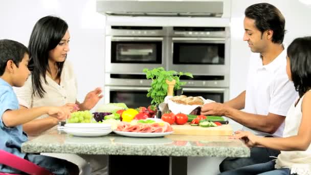 Азиатская семья готовит здоровое питание вместе — стоковое видео