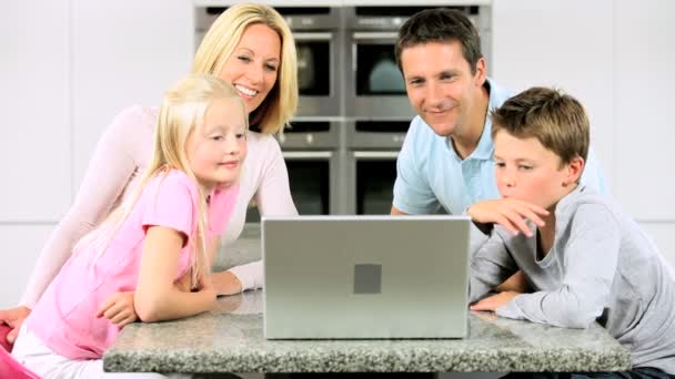 Кавказький сім'ї в будинку маючи онлайн Webchat — стокове відео