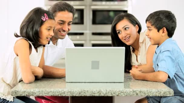 Familia asiática usando el ordenador portátil para chat de vídeo en línea — Vídeo de stock