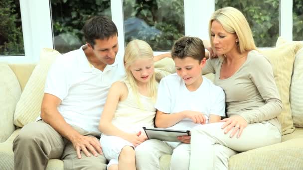 Jeune famille caucasienne s'amuser avec tablette sans fil — Video