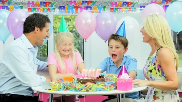 Unga kaukasiska familj födelsedagsfirande — Stockvideo