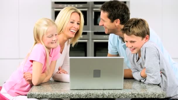 Jeune famille caucasienne utilisant le chat vidéo en ligne — Video