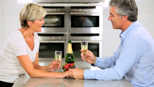 Зрелая пара празднует с шампанским и клубникой — стоковое видео