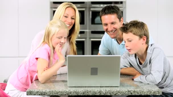 Giovane famiglia caucasica utilizzando Online Video Chat — Video Stock