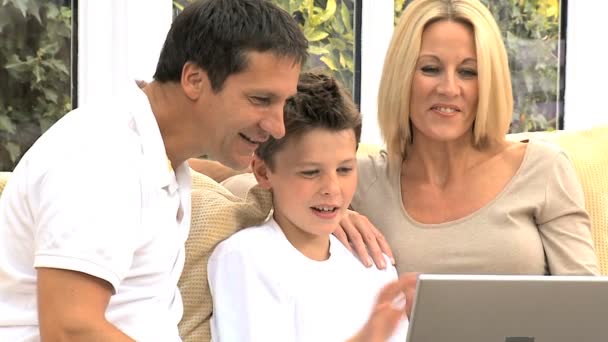 Famiglia giovane che utilizza il computer portatile per Webchat — Video Stock