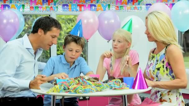 Jovem família caucasiana desfrutando bolo de aniversário — Vídeo de Stock