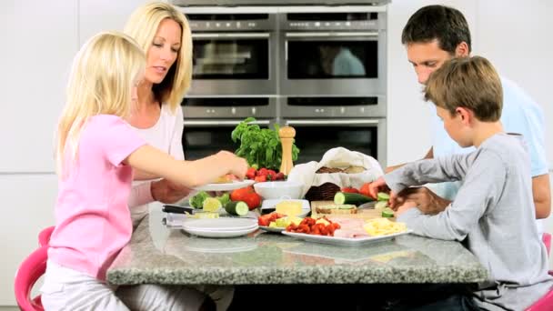 Küçük beyaz çocuklar sağlıklı öğle yemeği hazırlamak yardımcı — Stok video