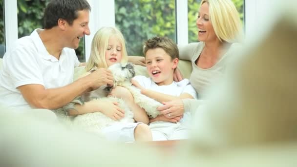 Caucásico familia en casa con su perro — Vídeos de Stock