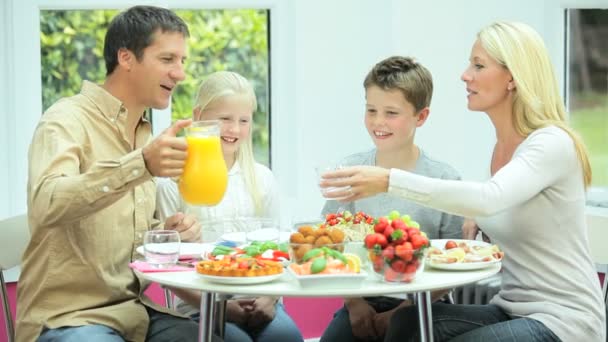 Mladý bělošský rodina jíst zdravý oběd spolu — Stock video