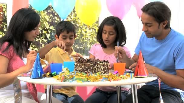 Joven familia étnica disfrutando de la torta de cumpleaños — Vídeos de Stock