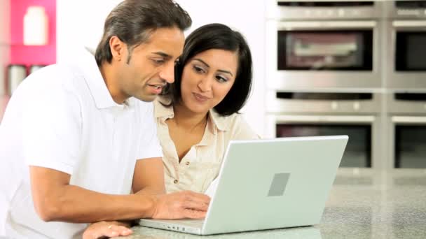 Casal étnico jovem on-line com laptop sem fio — Vídeo de Stock