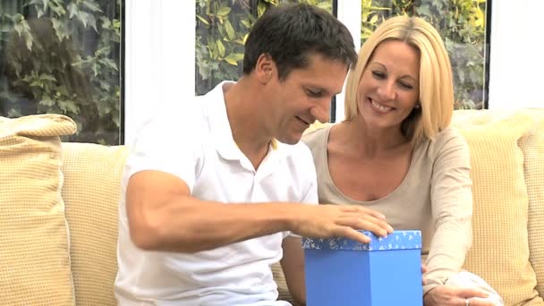 Marido atraente Presente de aniversário de abertura — Vídeo de Stock