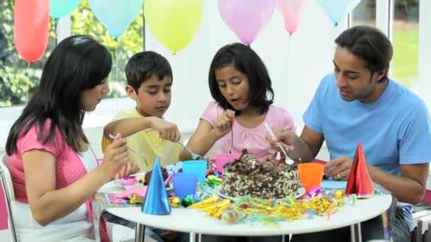 Jeune famille ethnique profitant du gâteau d'anniversaire — Video