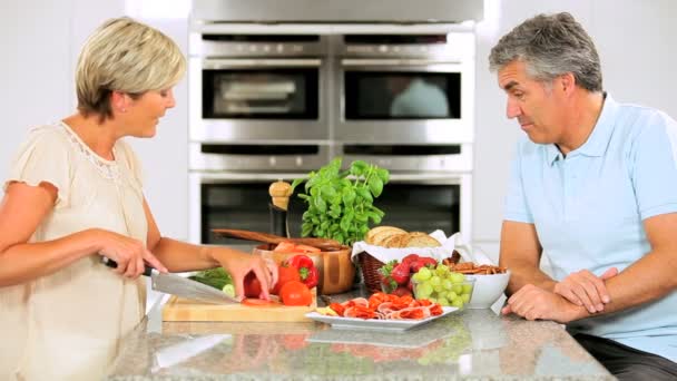 Couple d'âge mûr en bonne santé préparant la salade pour le déjeuner — Video