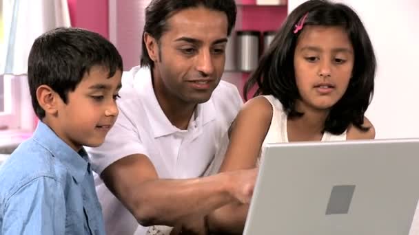 年轻亚洲父亲 & 儿童使用的便携式计算机 — 图库视频影像