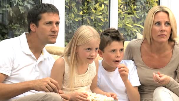 Família caucasiana assistindo filmes com pipoca — Vídeo de Stock