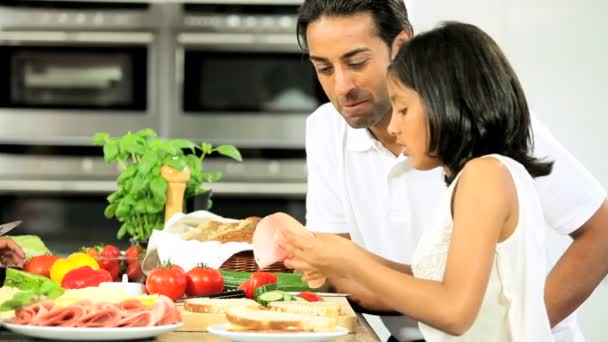 Joven asiática chica & padre haciendo almuerzo — Vídeos de Stock