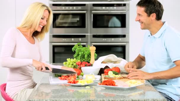 Atractiva pareja preparando un almuerzo saludable — Vídeos de Stock