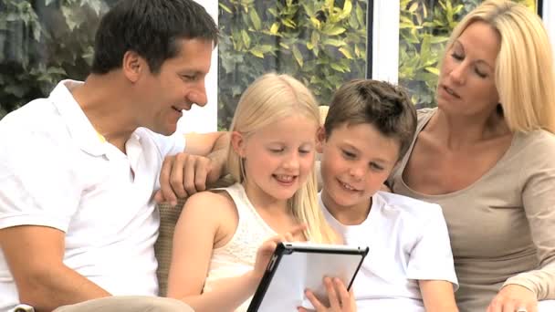 Famiglia caucasica che gioca sul tablet wireless — Video Stock