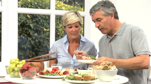 Pareja madura compartiendo almuerzo saludable — Vídeo de stock