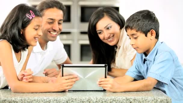 Asiatiska familj spelar på trådlös tablet — Stockvideo