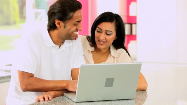 Jovem ásia casal usando laptop computador — Vídeo de Stock