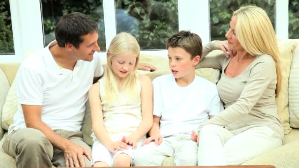Genç Beyaz aile birlikte evde — Stok video