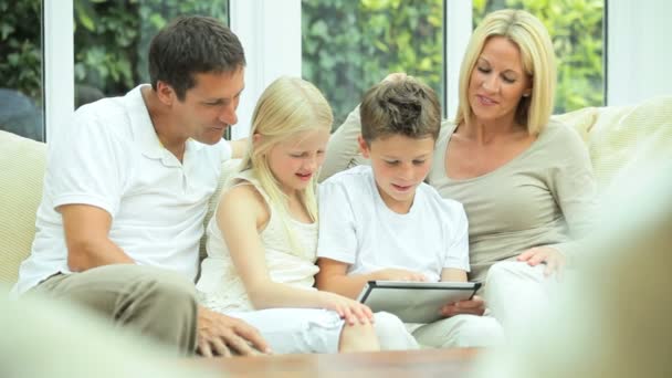 Mladý bělošský rodina pomocí bezdrátové tablet — Stock video