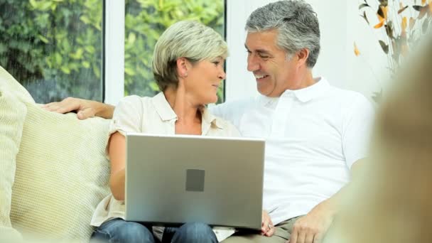 Średniej wieku kilka w domu za pomocą online webchat — Wideo stockowe