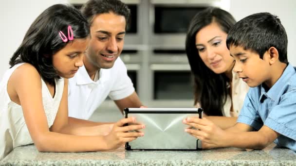 Молодая азиатская семья развлекается с беспроводной планшет — стоковое видео
