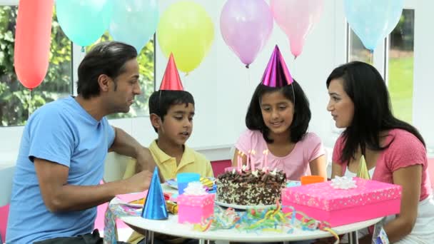 Jovem Asiático Família Aniversário Celebrações — Vídeo de Stock