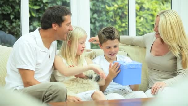 Jonge jongen ontvangen gift van de verjaardag van ouders — Stockvideo