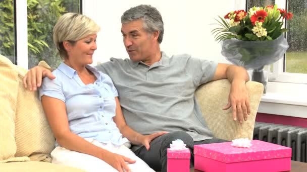 Olgun koca karısının doğum günü hediyeler vererek — Stok video